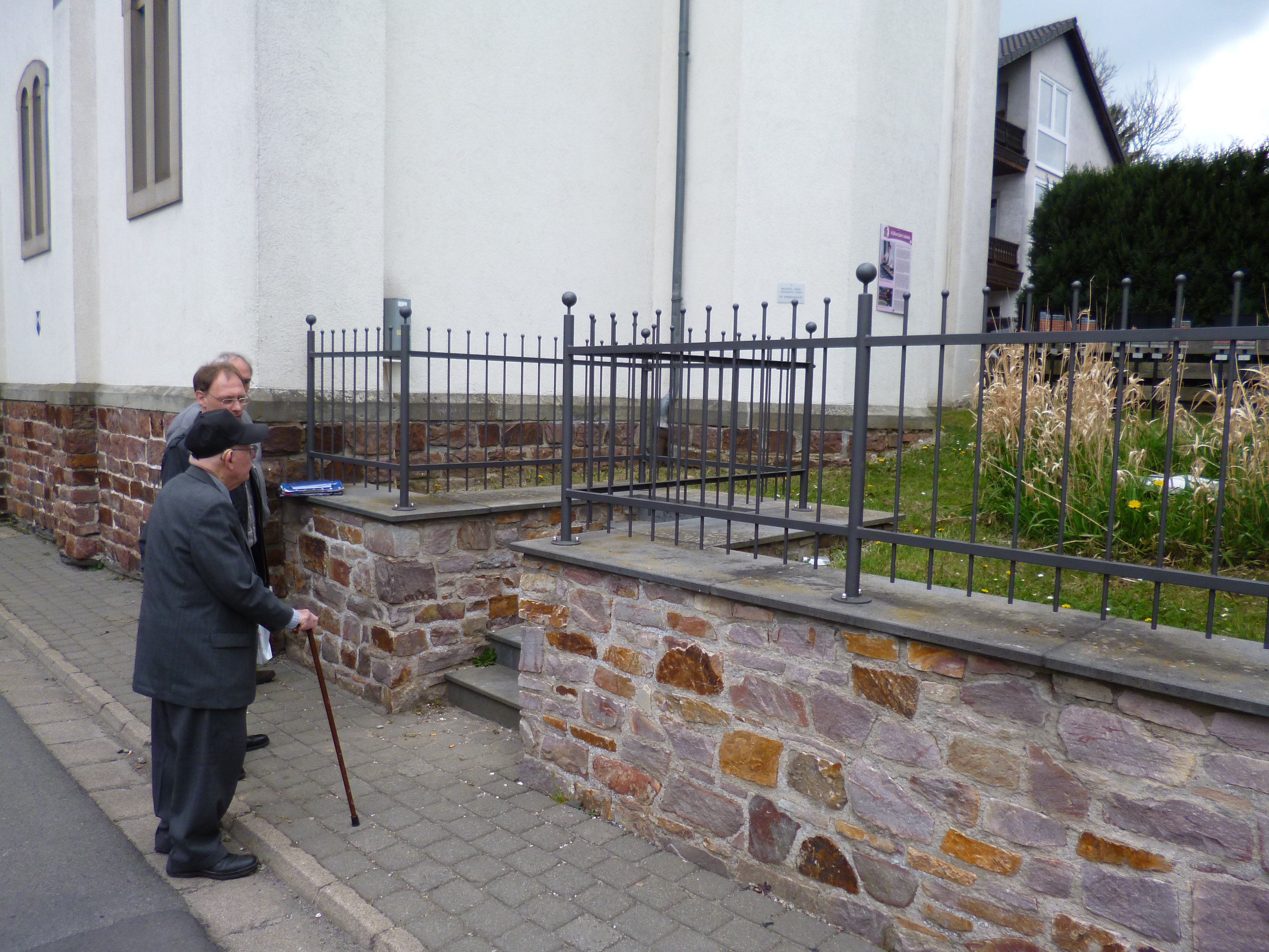 Heinz Hesdörffer vor dem Erinnerungsort