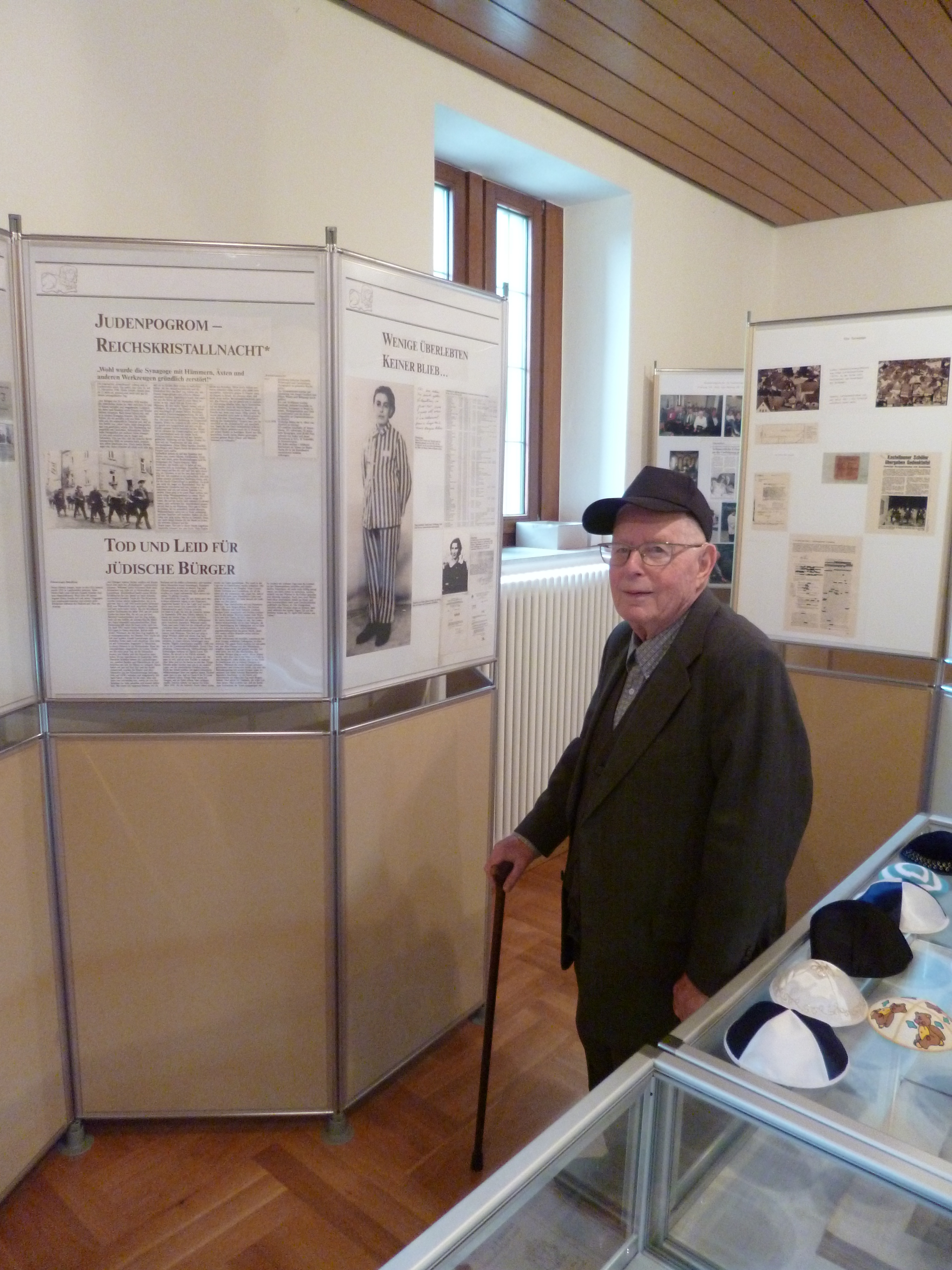 Heinz Hesdörffer beim Betrachten des Schicksals von Heinz Joseph