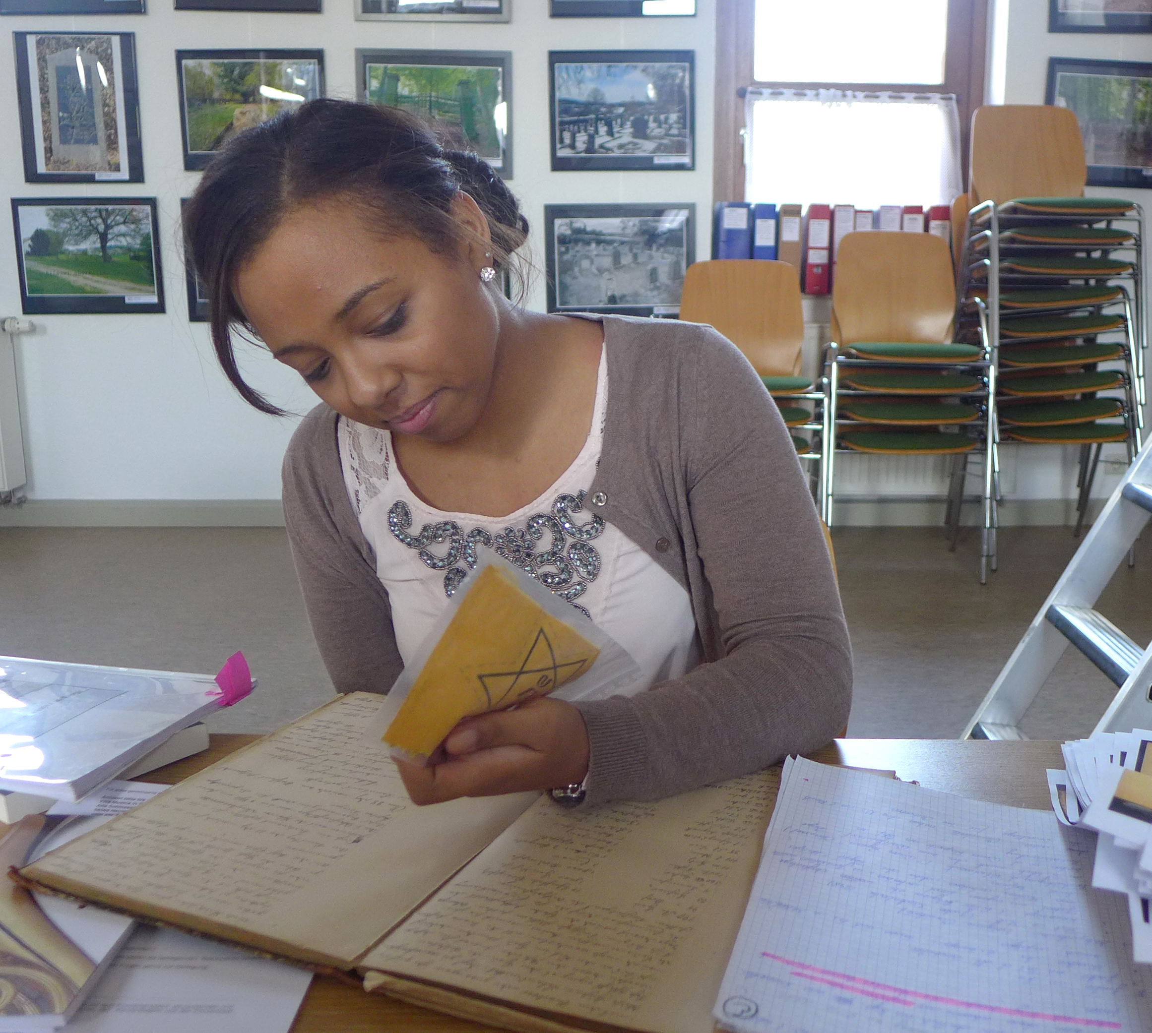 Lena Schmitt (Woppenroth) mit einem Original - "Judenstern"