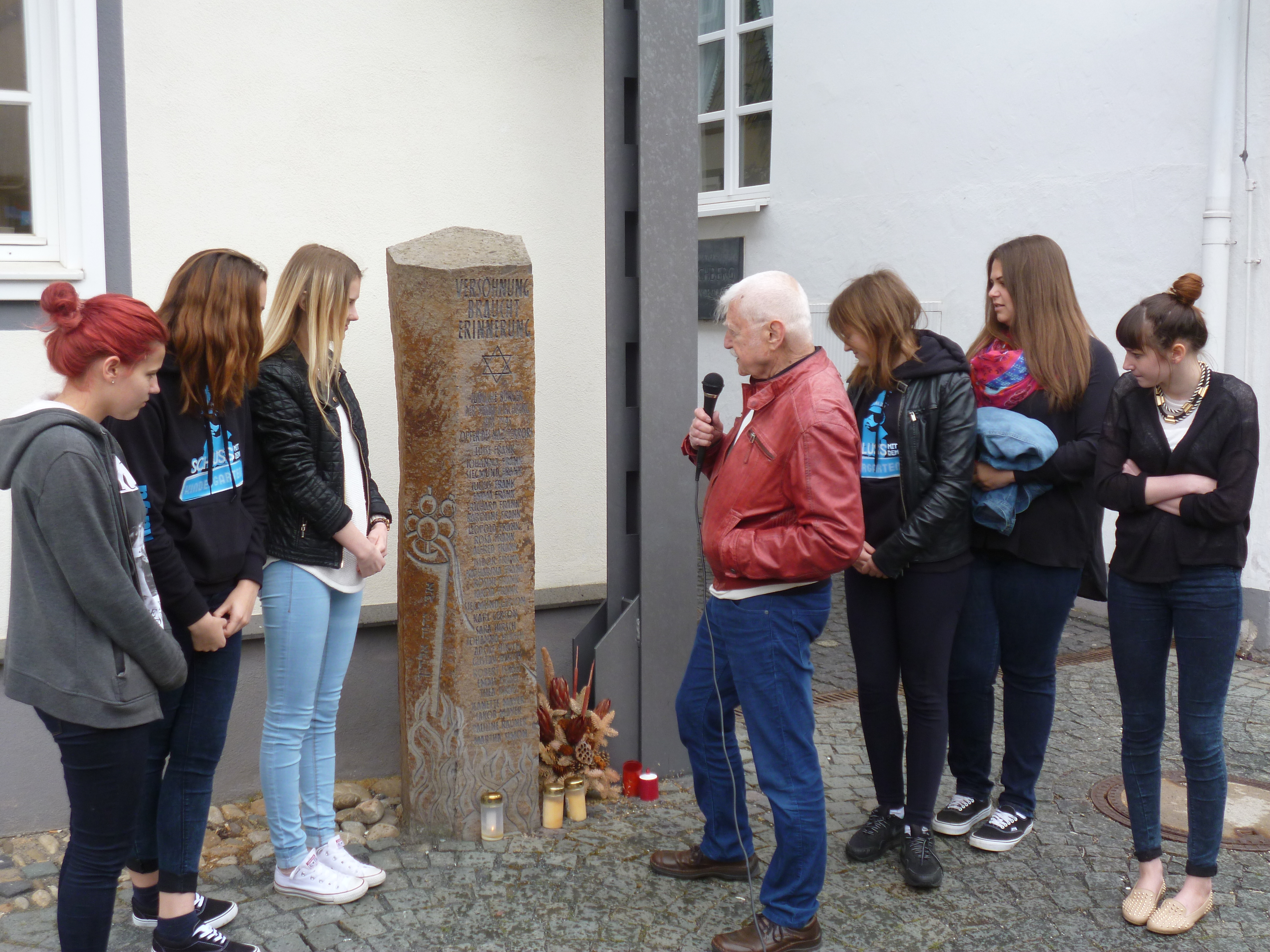 "Versöhnung braucht Erinnerung" - Denkmal vor dem Rathaus