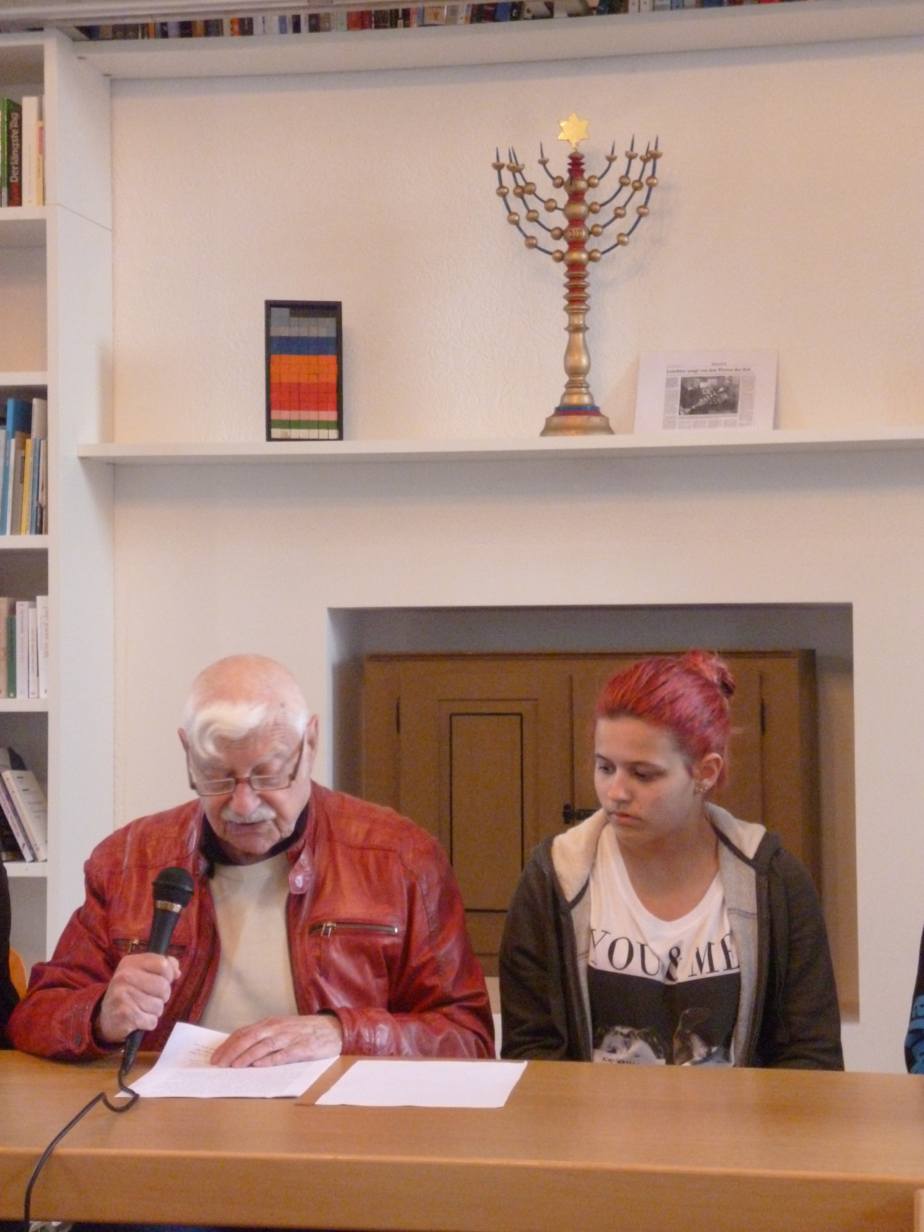 "Ich wundere mich, wer hier Blumen und Lichter hinstellt"