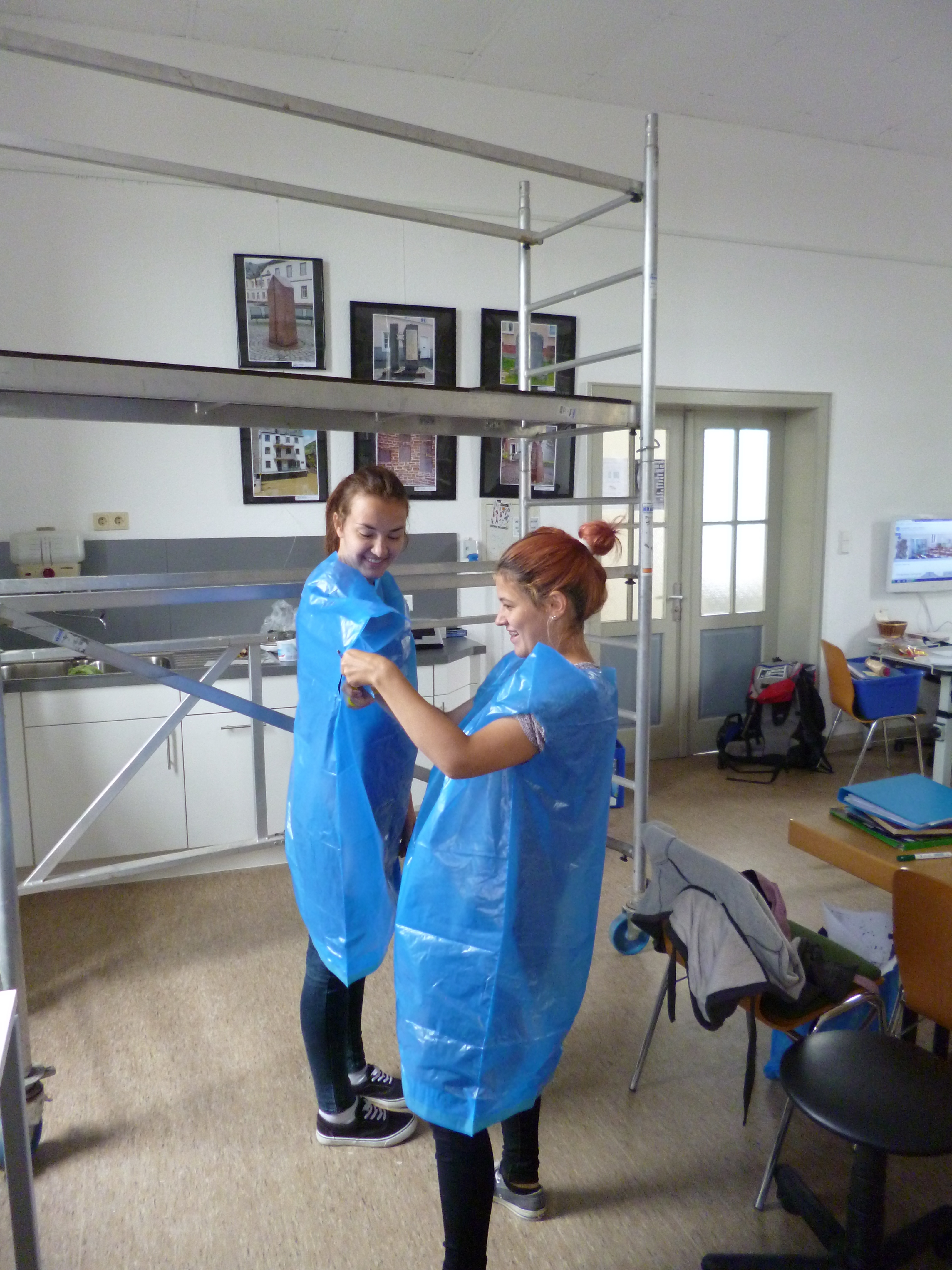 Paulina und Katja mit Arbeitsschutzanzügen