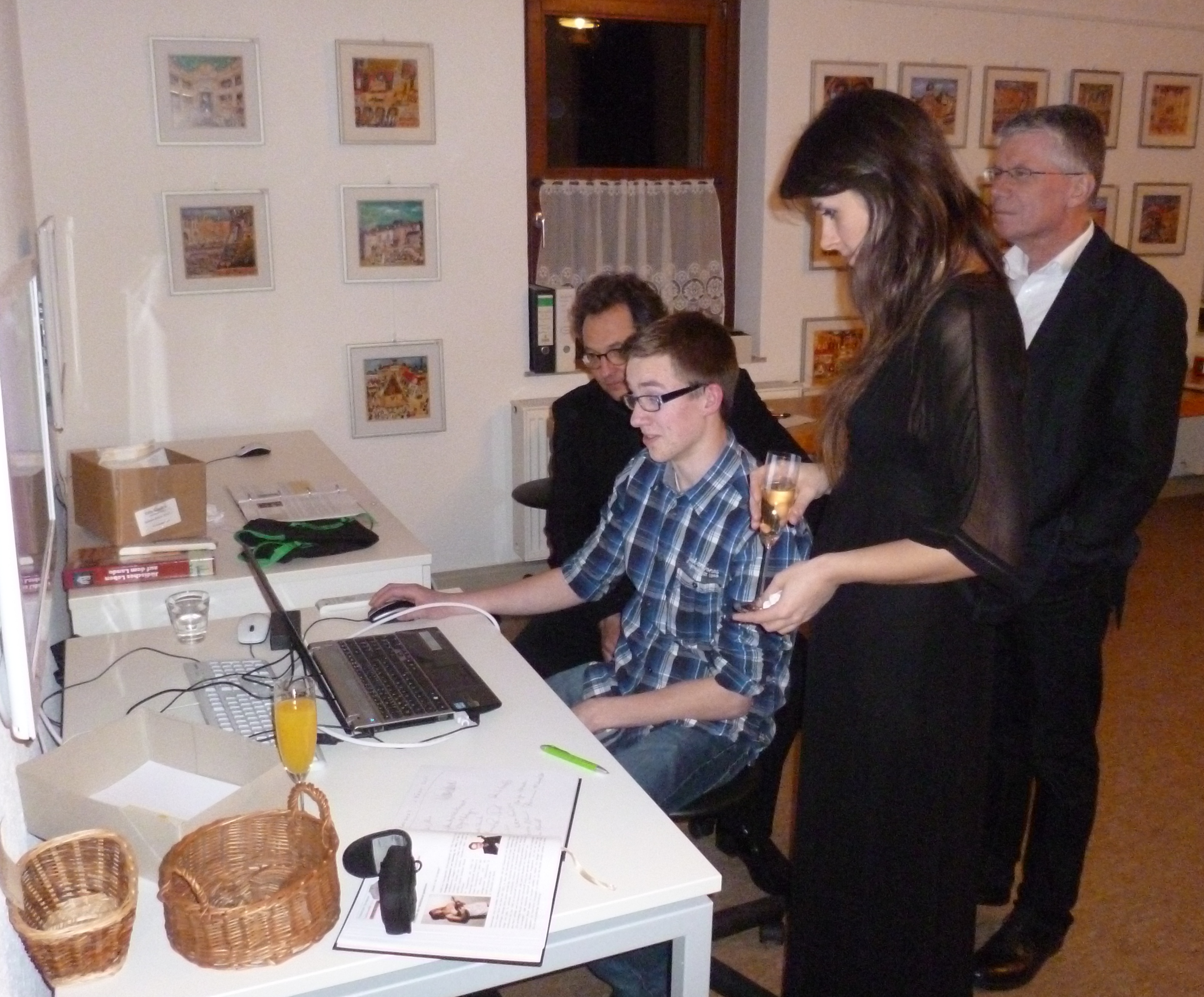 Benedikt Bongarth erläutert Prof Hülshoff (links), Kai Link (Villa Musica) und Francesca Dego sein "Laufersweiler Street View"