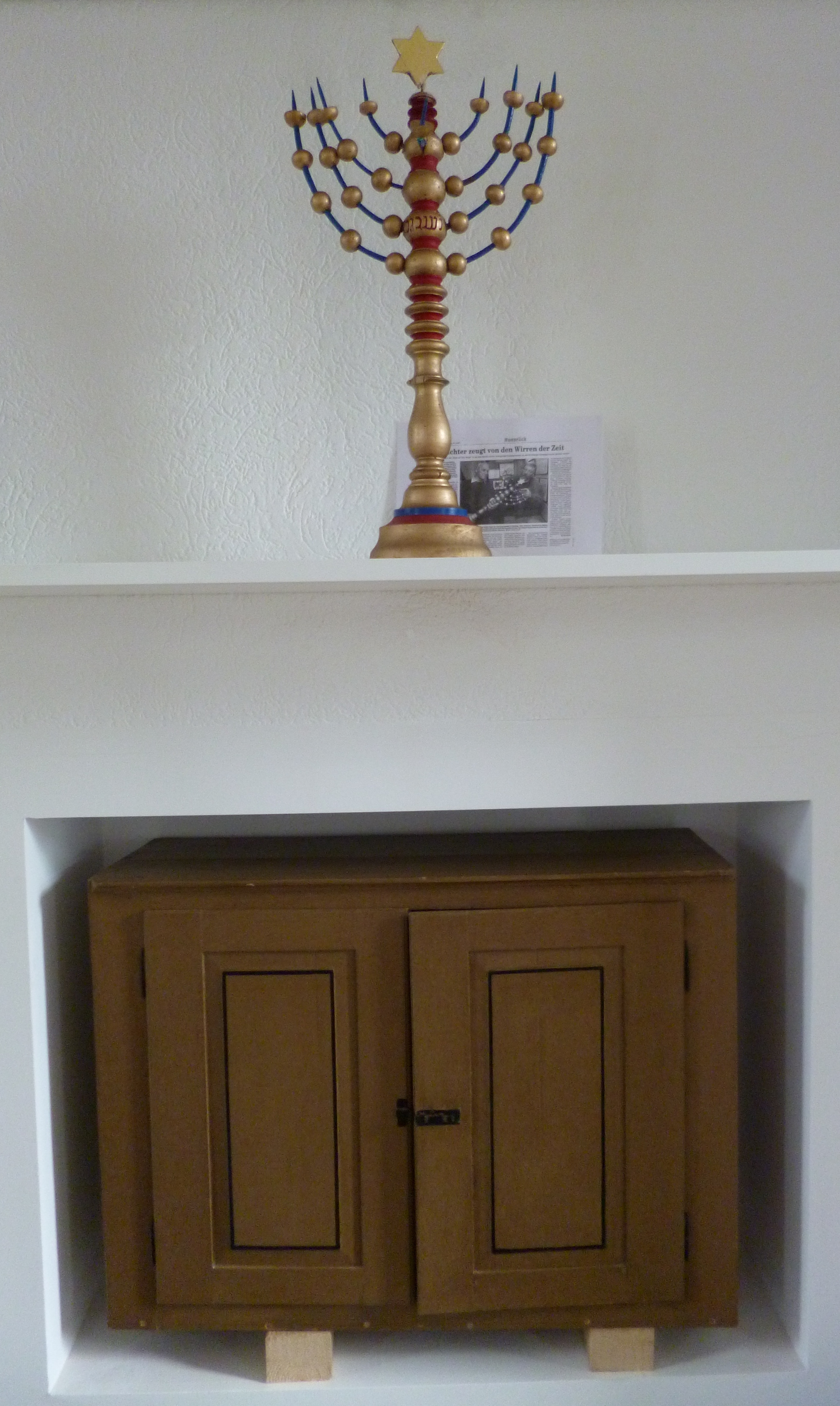 Chanukka-Leuchter aus Kirchberg, Toraschrank (?) aus Rheinböllen