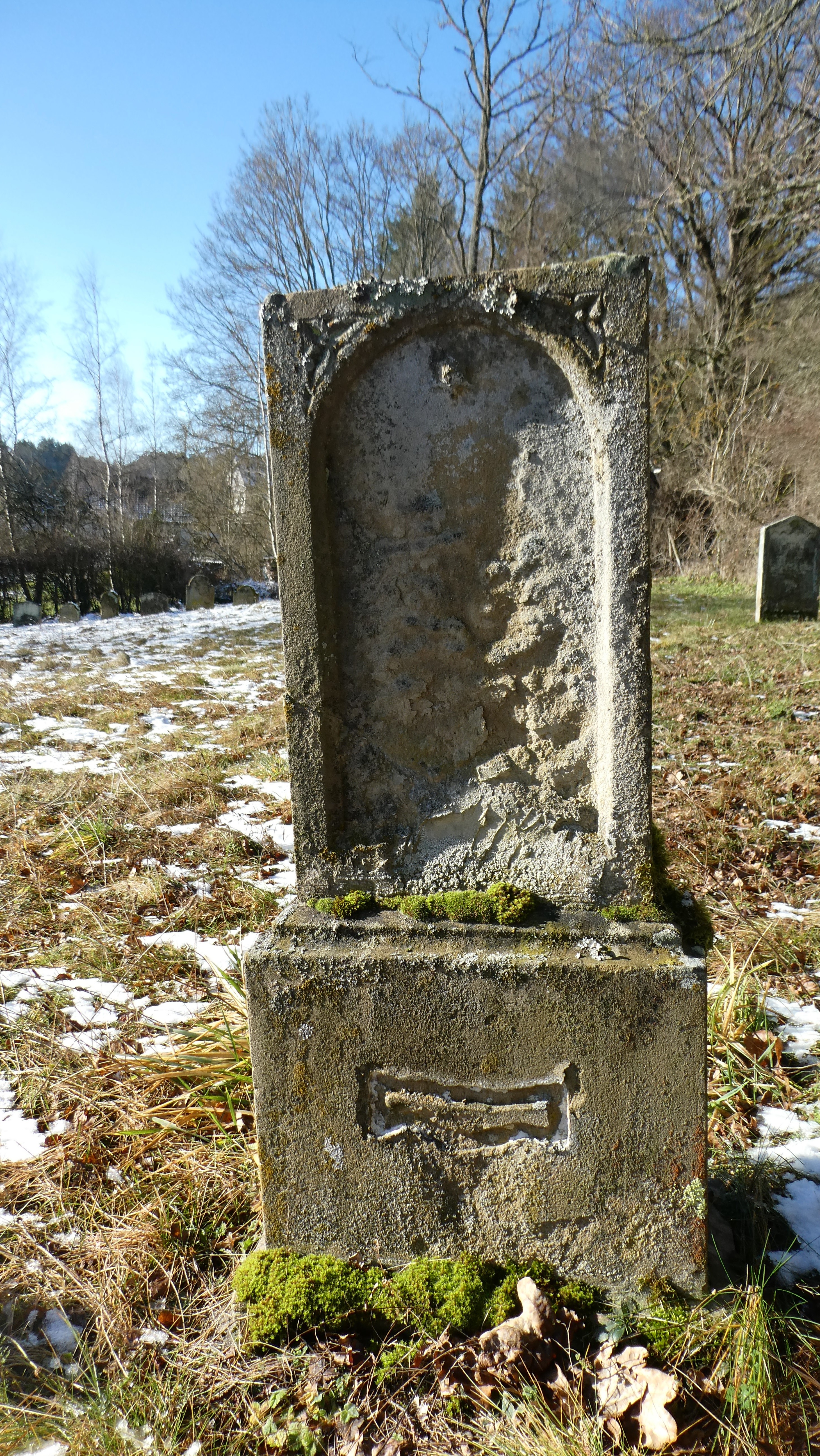 Zerstörter Grabstein