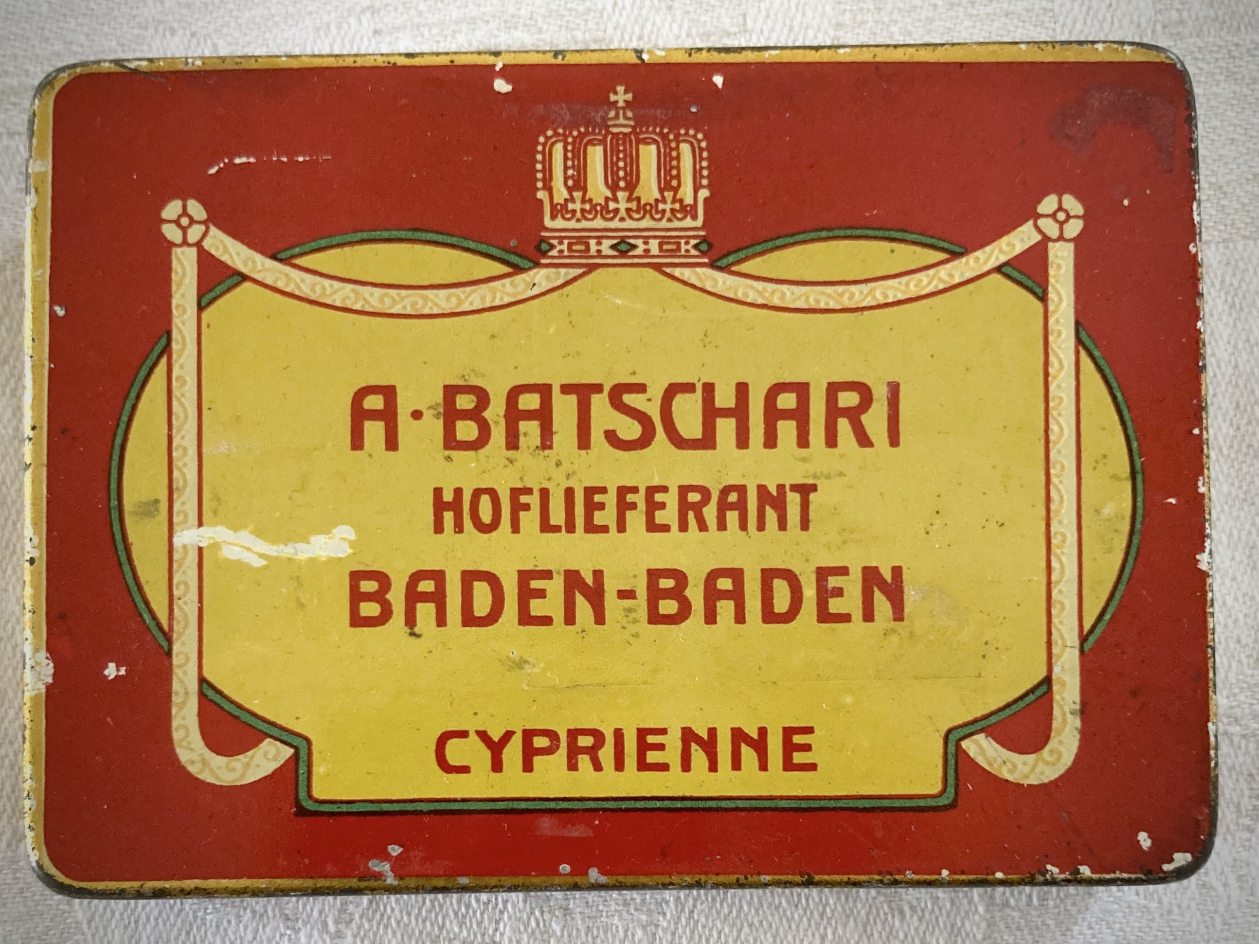 Rote Blechdose mit der Aufschrift "A. Batschari - Hoflieferant Baden-Baden"