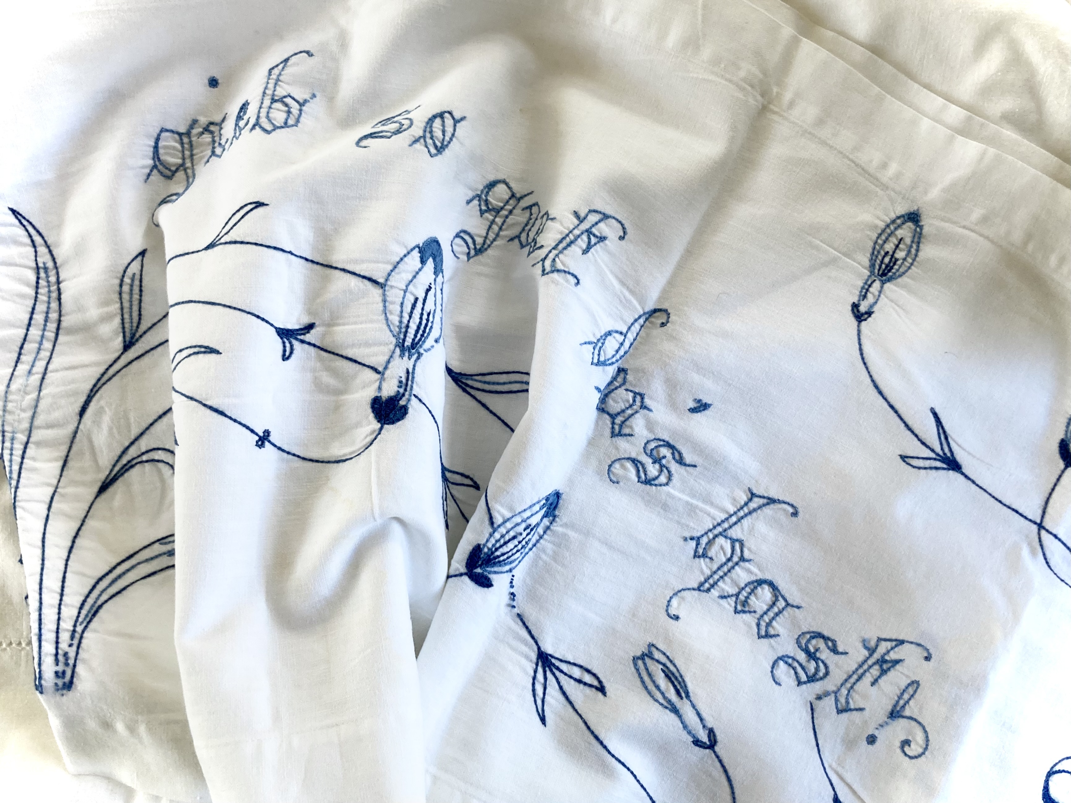 Tischtuch mit der Stickerei "Gieb so gut du's hast!"