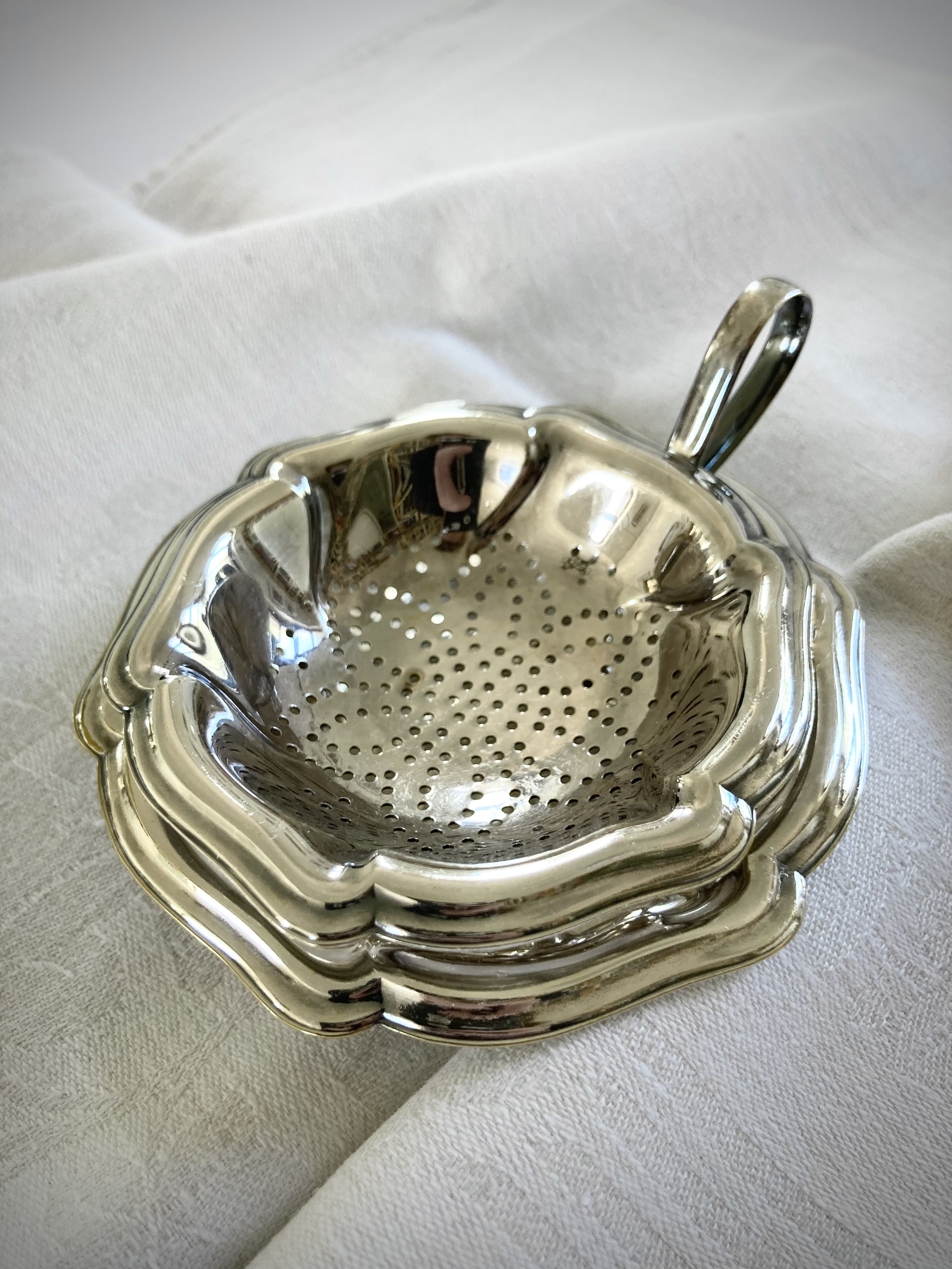 Teesieb in Silber mit Ornamenten