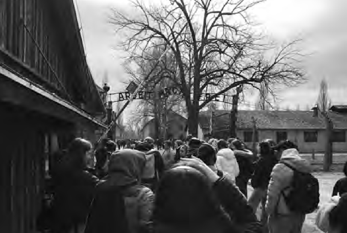 Schülergruppe vor dem Eingang des Konzentrationslagers Auschwitz