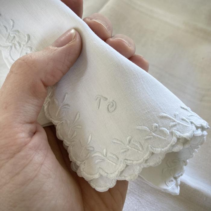 Weißes Taschentuch mit den gestickten Initialien T und O