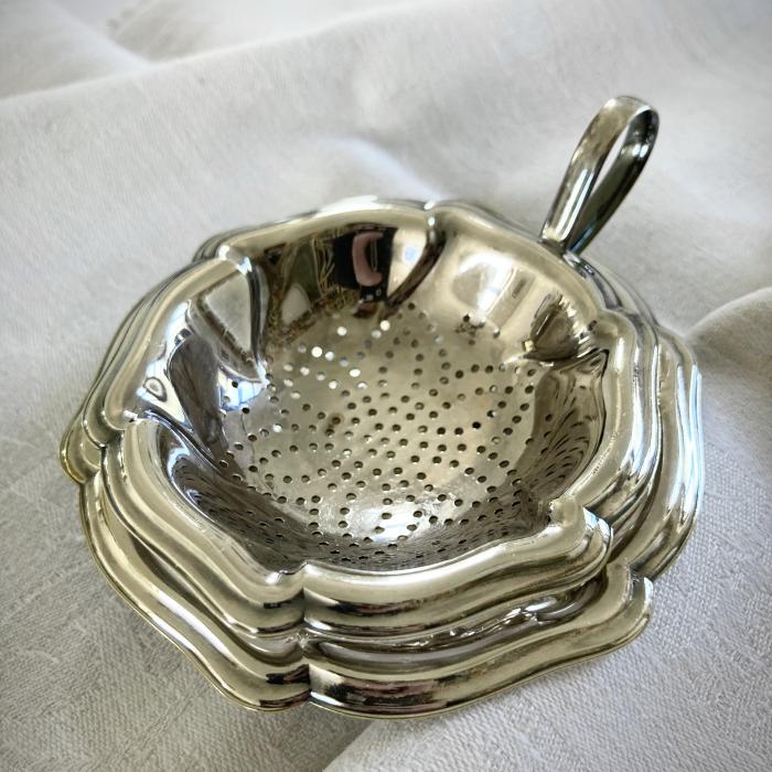 Teesieb in Silber mit Ornamenten