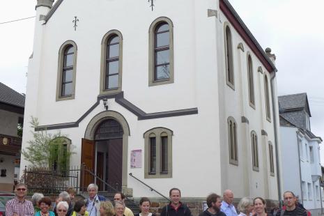 Gäste aus aller Welt vor der renovierten Fassade der ehemaligen Synagoge