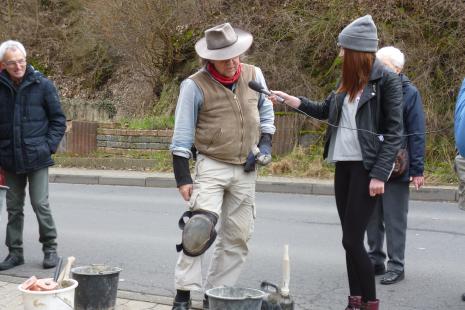 Tanja interviewt den Stolperstein-Künstler Gunter Demnig