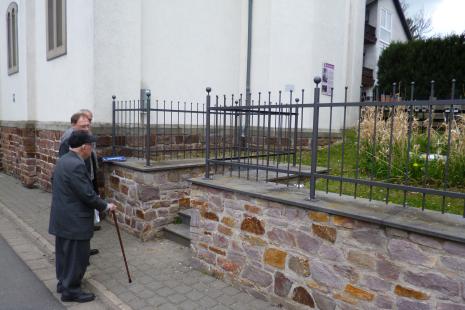 Heinz Hesdörffer vor dem Erinnerungsort