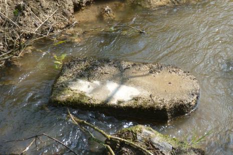 Jüdische Grabsteine im Idarbach?