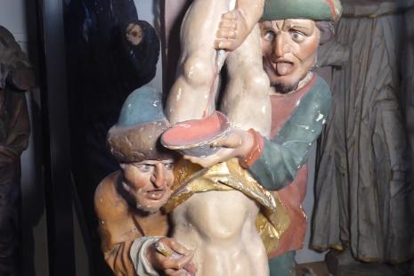 In einem Nebenraum der Martinskirche Oberwesel: Eine Holzfigur zeigt die Marter des "Guten Werner". Bei der Darstellung der Juden wird auf bekannte antisemitische Stereotype zurückgegriffen.