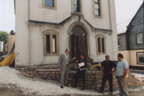 Zweite Renovierung 2001: Verbandsgemeindebürgermeister Koppke (links) und Ortsbürgermeister Faust (zweiter von rechts) kümmern sich persönlich um den Fortgang der Arbeiten
