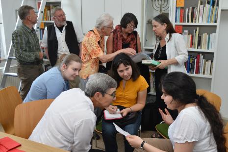 Schülerinnen im Gespräch mit Bilha Forst aus Israel