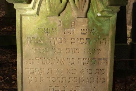 Segnende Hände auf dem Grab eines Kohanim, jüdischer Friedhof in Sohren